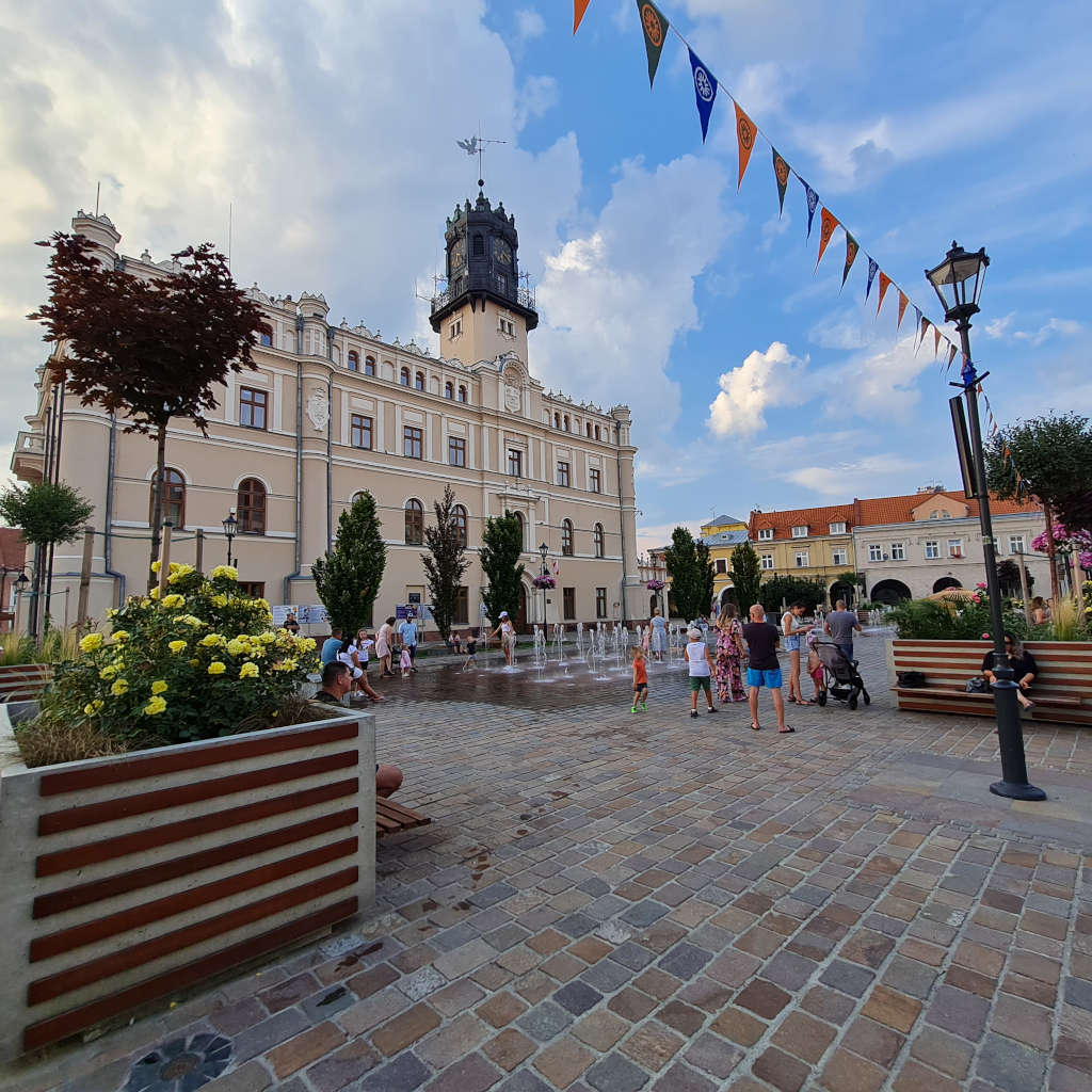 Pozycjonowanie stron Jarosław – widok rynku w mieście