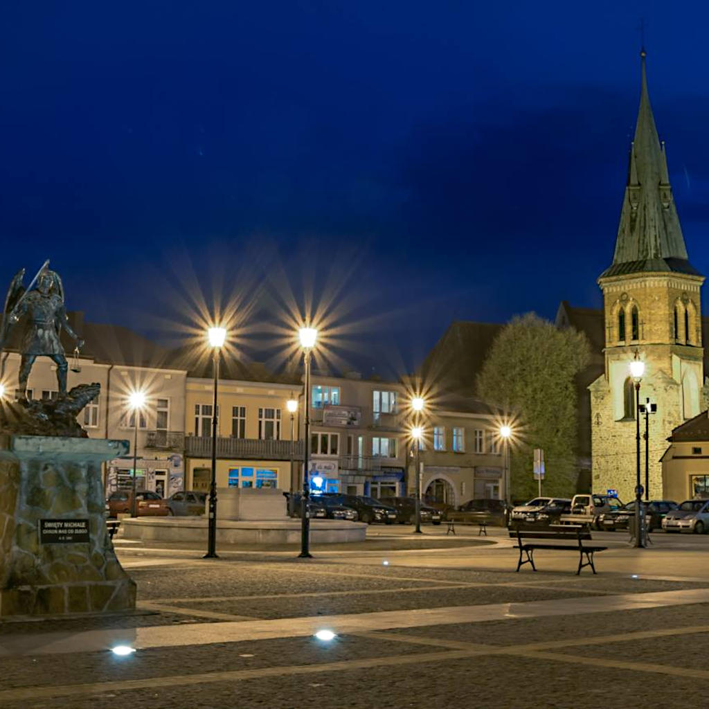 Pozycjonowanie stron Strzyżów – rynek nocą